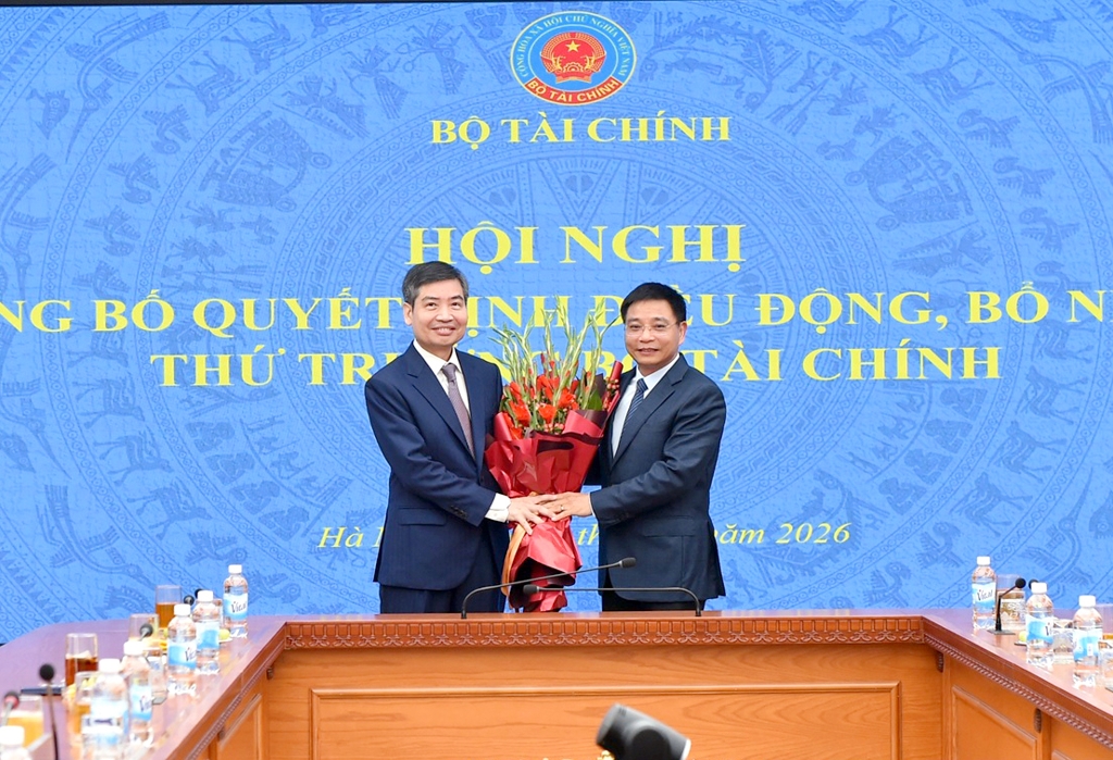 Bộ trưởng Bộ Tài chính Nguyễn Văn Thắng tặng hoa chúc mừng đồng chí tân Thứ trưởng Bộ Tài chính.