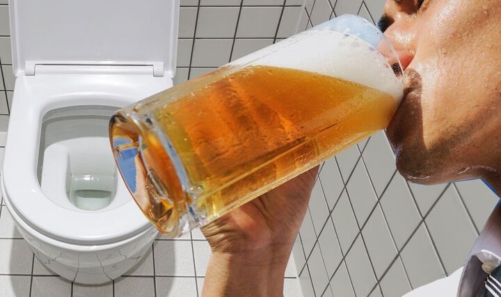 Khi uống bia, người dùng sẽ có cảm giác buồn đi vệ sinh hơn là uống nước. (Ảnh: Express)