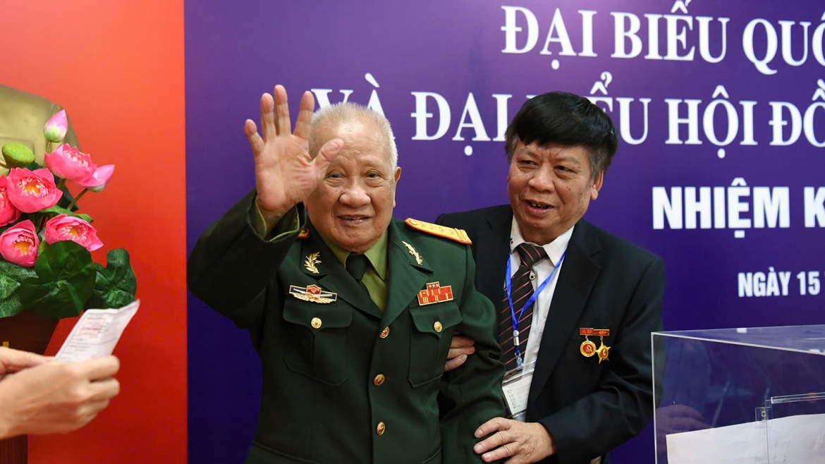 Là đại biểu cao tuổi nhất của khu vực bỏ phiếu số 11, đơn vị bỏ phiếu số 3, Phường Cầu Giấy (TP. Hà Nội), Đại tá Đỗ Ngọc Sỹ (98 tuổi), Huy hiệu 70 năm tuổi Đảng cho biết: “Tôi rất phấn khởi khi còn có đủ sức khỏe để tham gia cuộc bầu cử này. Tôi tin tưởng cuộc bầu cử lần này sẽ đạt kết quả to lớn và động viên được đông đảo nhân dân phấn khởi, quyết tâm xây dựng nước Việt Nam ngày càng hùng mạnh”.