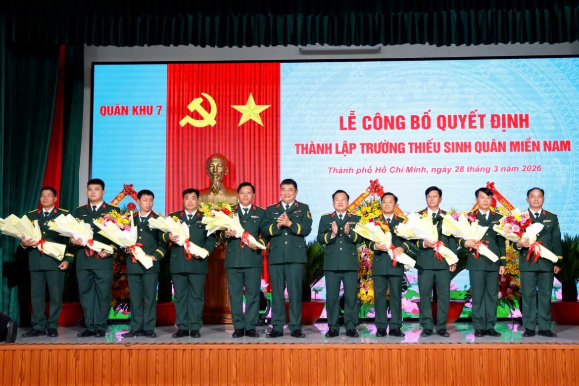 Trung tướng Lê Xuân Thế, Tư lệnh Quân khu 7 và Trung tướng Trần Vinh Ngọc, Chính ủy Quân khu trao hoa chúc mừng Ban Chấp hành Đảng bộ Trường Thiếu sinh quân miền Nam (ảnh: Lê Trầm)