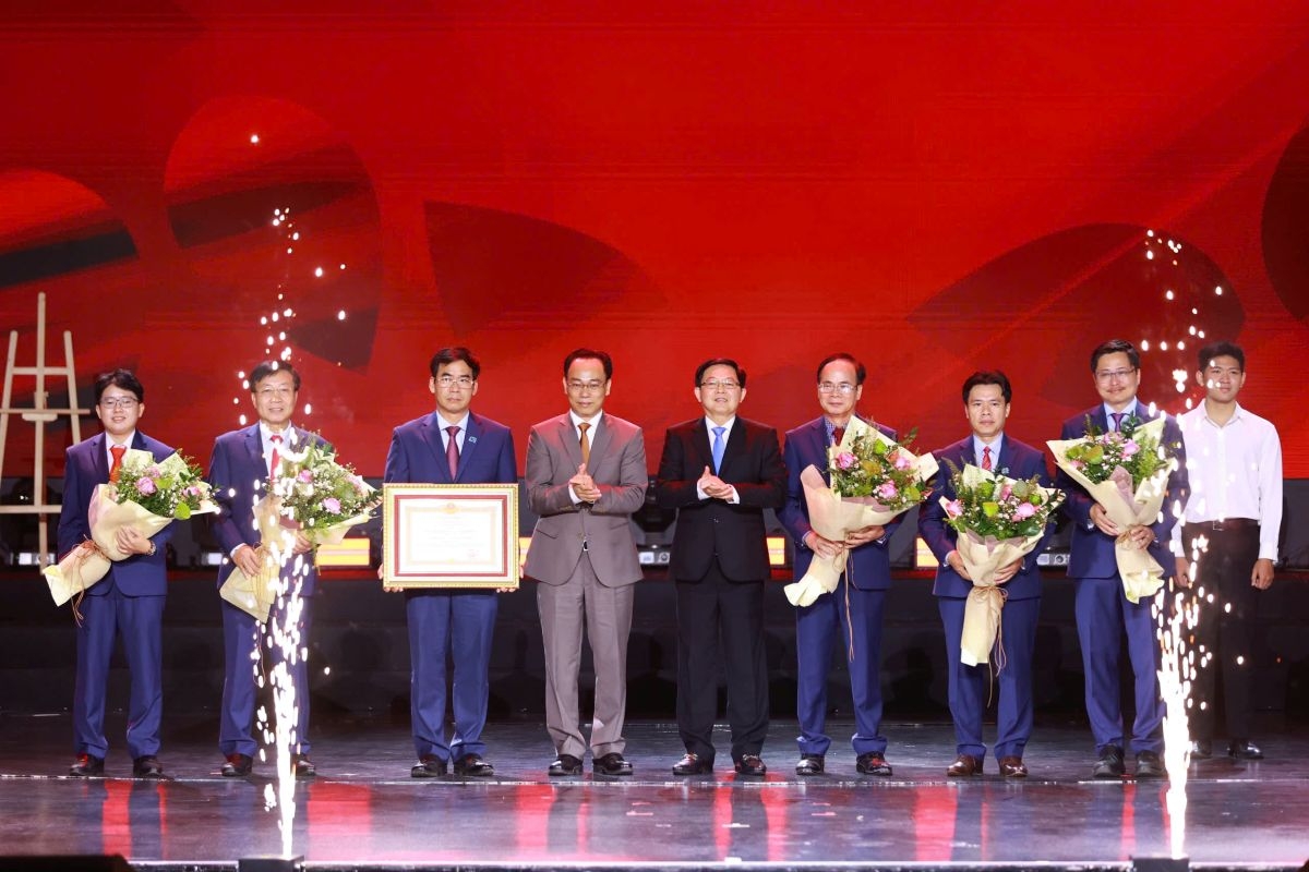 Phó Thủ tướng Hồ Quốc Dũng và quyền Bộ trưởng Bộ Giáo dục Đào tạo Hoàng Minh Sơn trao Huân chương Lao động hạng 3 cho nhà trường