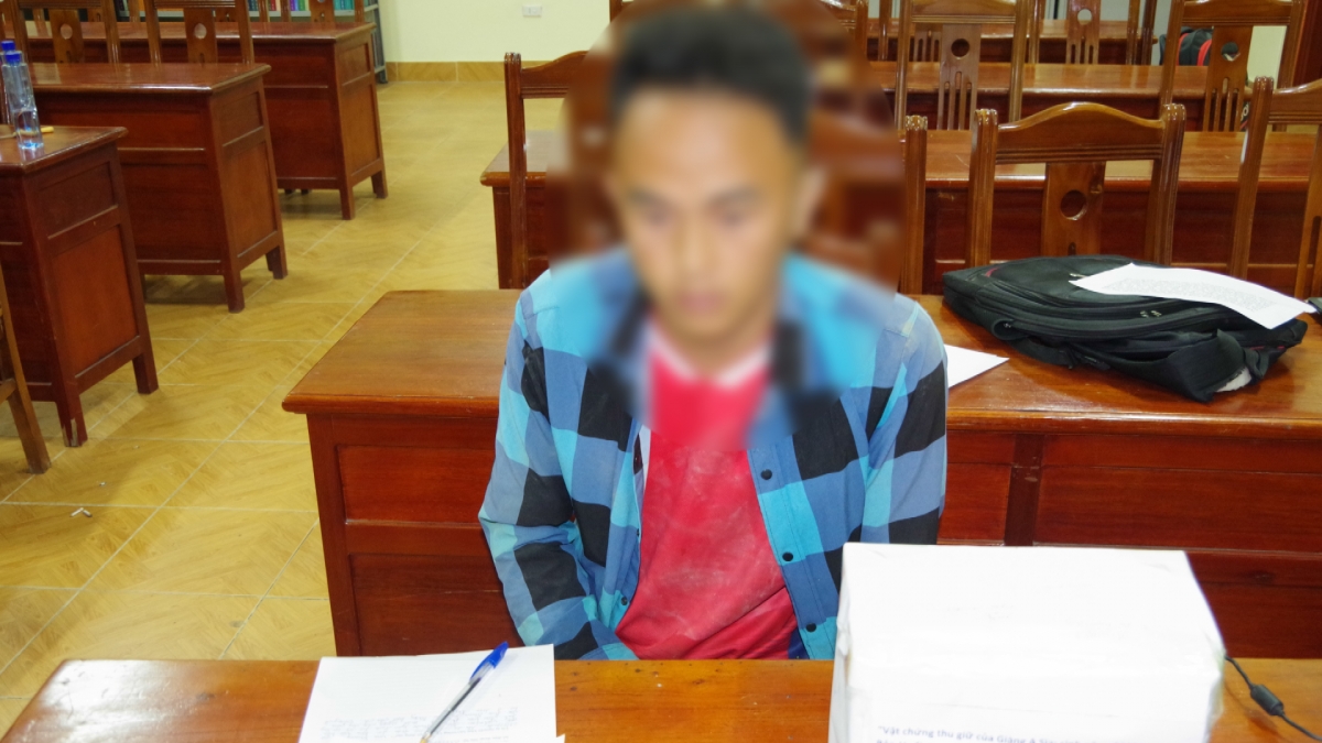 Đối tượng Dia và tang vật vụ án.