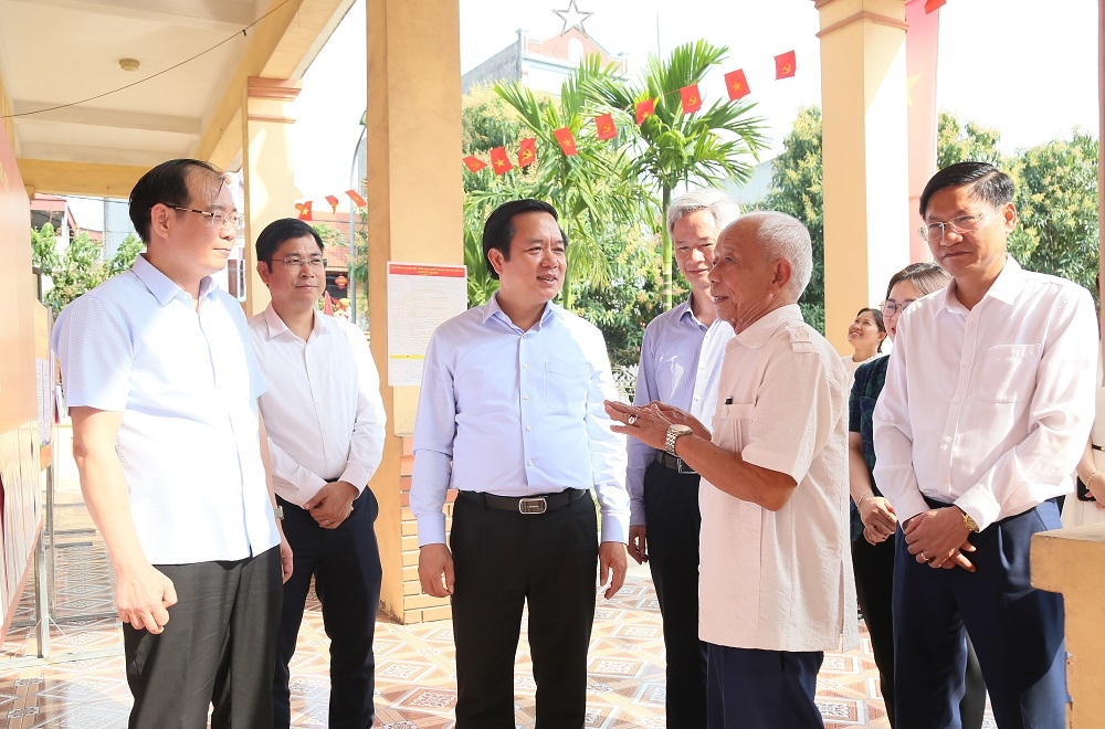 Chủ tịch UBND tỉnh Phạm Quang Ngọc kiểm tra điểm bầu cử của Ủy ban Bầu cử phường Phố Hiến.