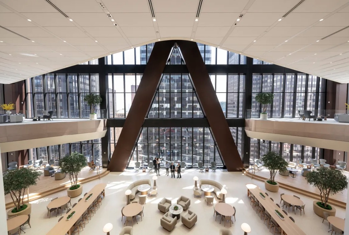 Tòa nhà văn phòng tại 270 Park Avenue, Manhattan (New York) - đại lộ xa xỉ, mang tính biểu tượng, nổi tiếng với các tòa nhà chọc trời thương mại, khu dân cư cao cấp của Mỹ - được mệnh danh là "tượng đài công việc" trị giá khoảng 3 tỷ bảng Anh. Đây chính là trụ sở chính toàn cầu của JP Morgan Chase.