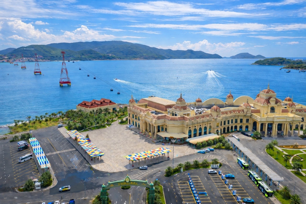 Cảng cáp treo Vinpearl Nha Trang - điểm khởi đầu của hành trình vượt biển biểu tượng.