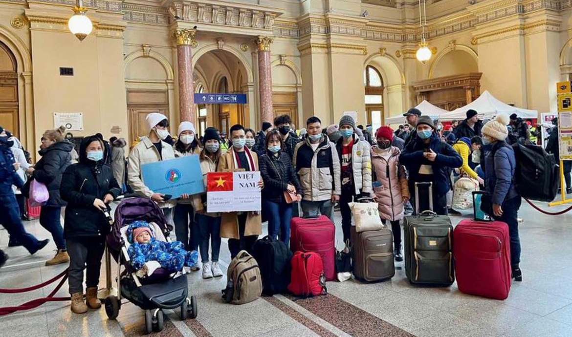 Đại sứ quán, cộng đồng tại Hungary đón, hỗ trợ bà con người Việt sơ tán từ Ukraine. Ảnh Bộ Ngoại giao