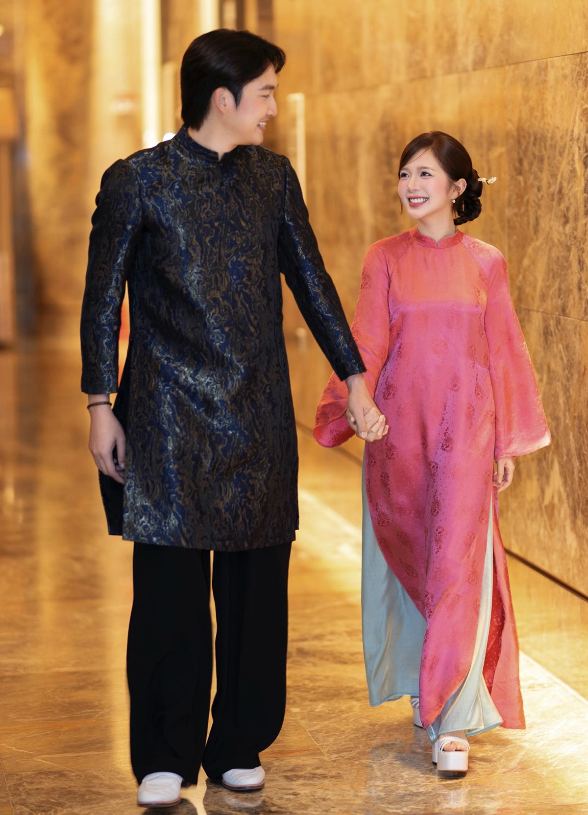 Sau đám cưới vào tháng 11/2025, cặp đôi Đình Tú - Ngọc Huyền luôn nhận được sự quan tâm của khán giả. Đình Tú bật mí về cuộc sống hôn nhân: ở rể, chăm việc nhà và bị vợ Ngọc Huyền “cấm” thả tim gái xinh.