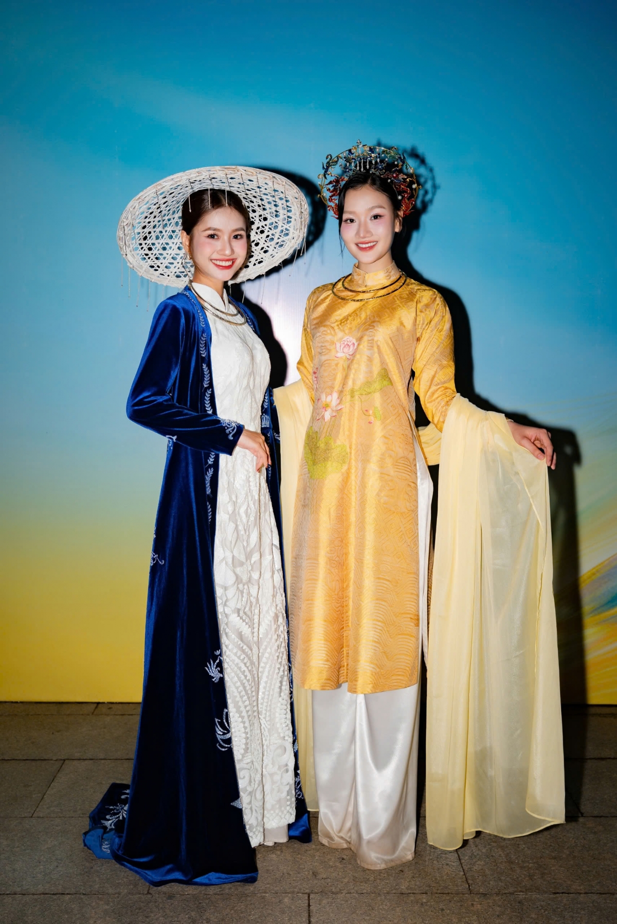 Áo dài vàng vải sa nam dệt hoạ tiết thuỷ ba sóng dợn và ngũ phúc chầu thọ, thêu chỉ tơ sen