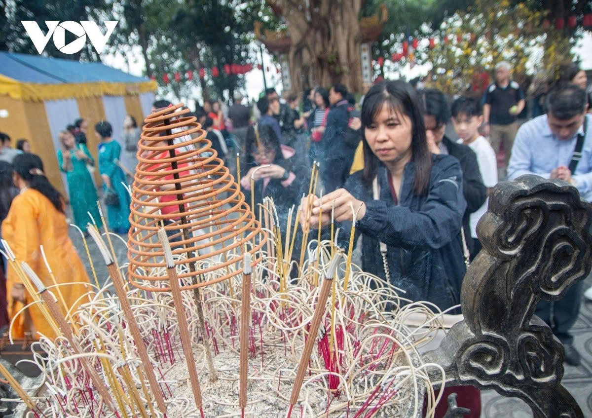 By 9 a.m. on March 3 (the 15th day of the first lunar month), large numbers of residents and visitors arrive at Tran Quoc Pagoda and Tay Ho Temple to observe the Full Moon Festival, VOV.VN has learned.