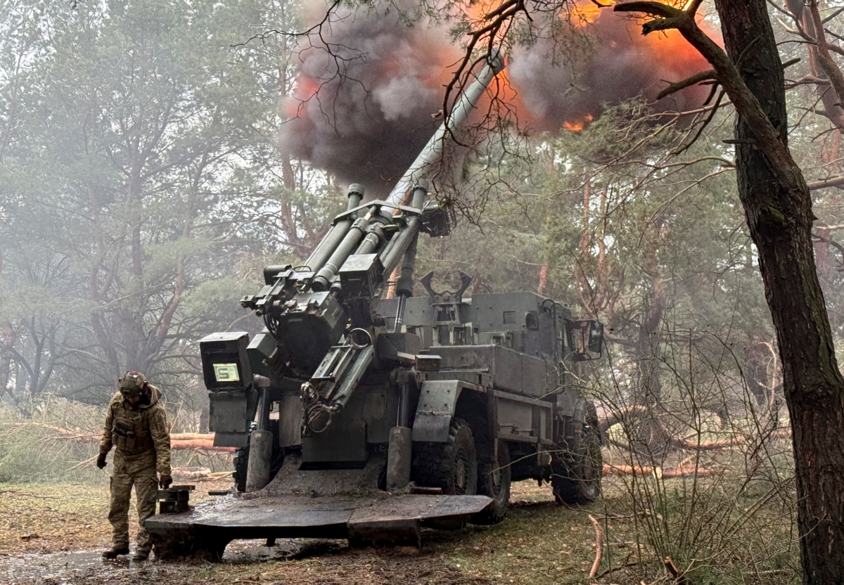 Quân đội Ukraine khai hỏa lựu pháo tự hành Caesar về phía quân đội Nga trên tiền tuyến ở khu vực Zaporizhzhia. Ảnh: Reuters