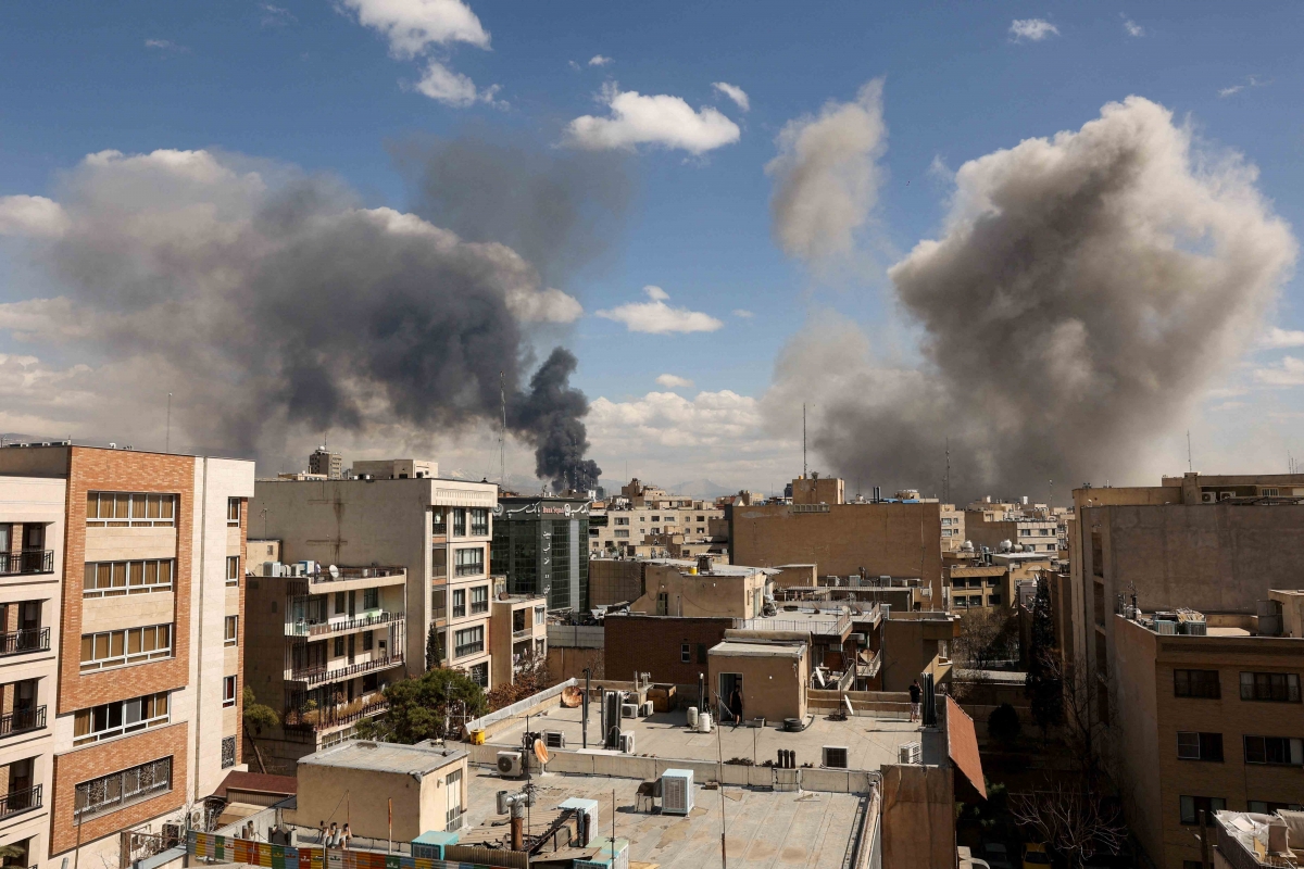 Khói bốc lên sau một vụ nổ khi Israel và Mỹ tiến hành các cuộc tấn công vào Tehran hôm 1/3. (Ảnh: Reuters)