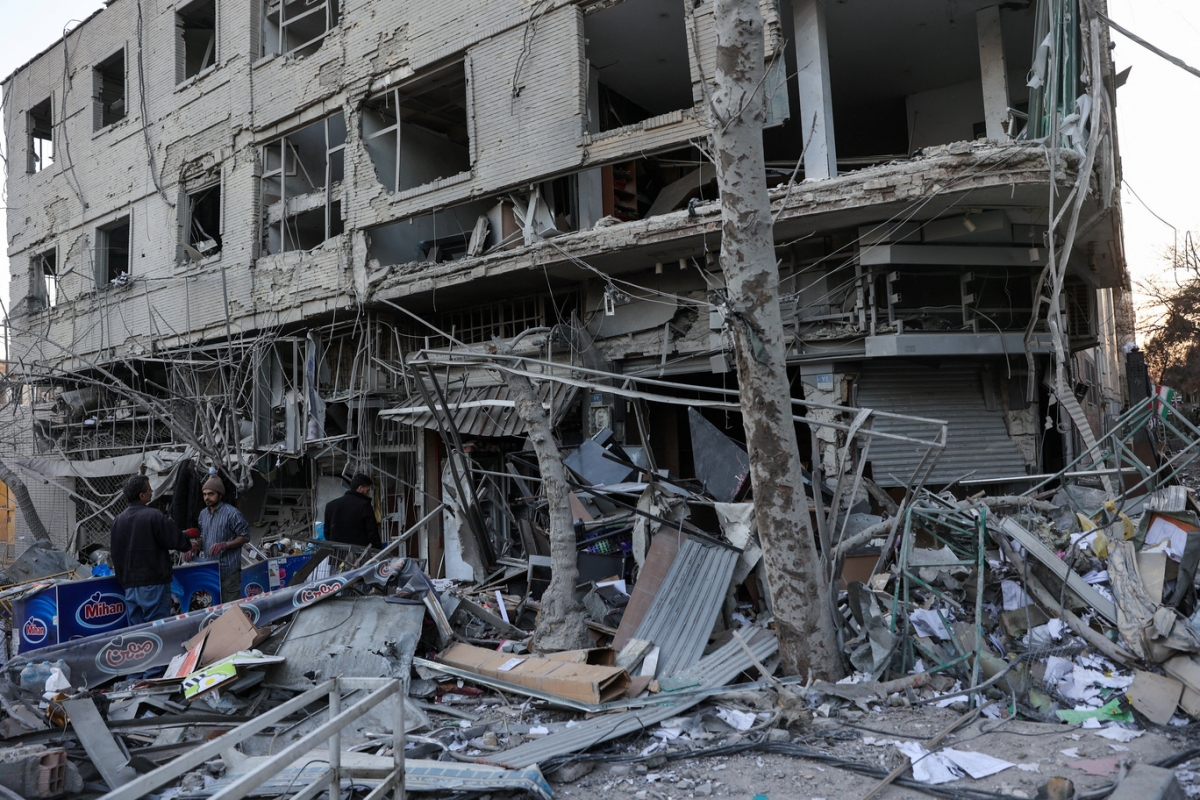 Mảnh vỡ nằm rải rác trên đường phố sau cuộc tấn công của Israel và Mỹ vào Iran. Ảnh: Reuters