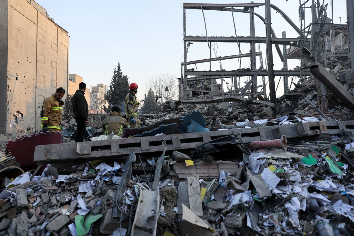 Các nhân viên cứu hỏa làm việc sau cuộc tấn công của Israel và Mỹ vào Iran. Ảnh: Reuters