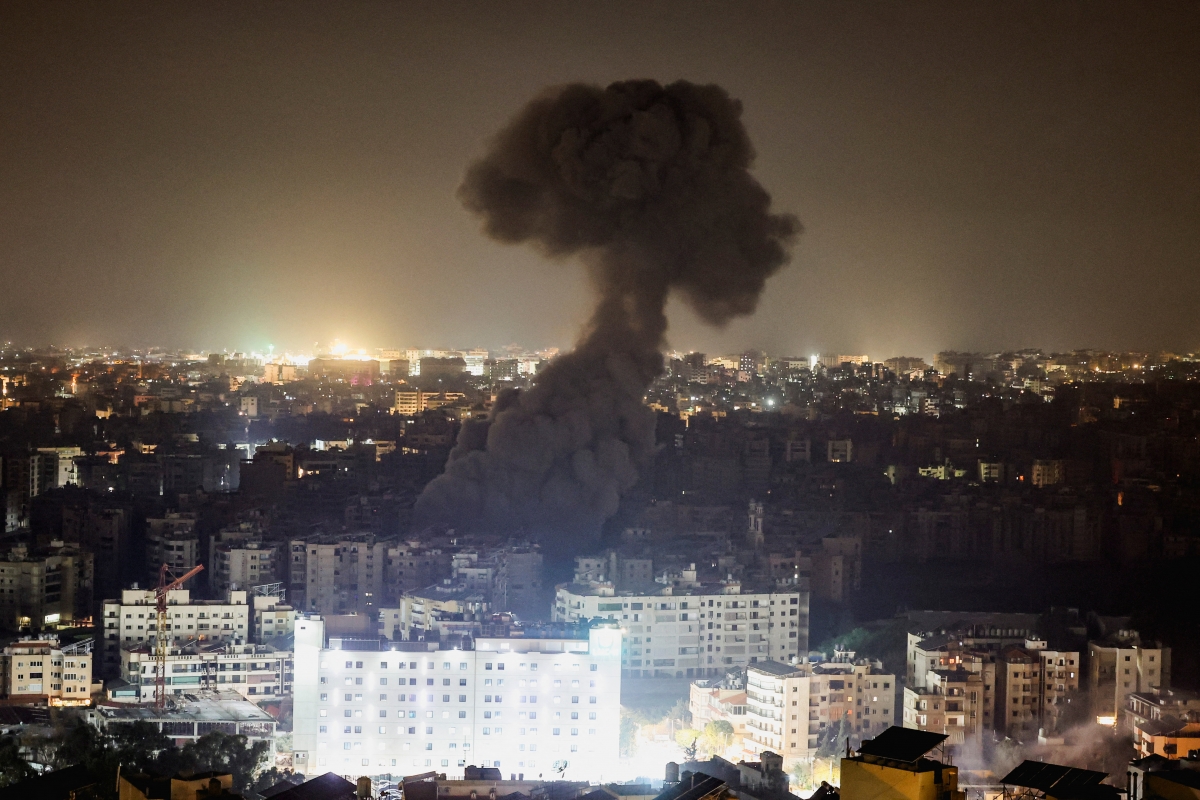 Khói bốc lên sau một cuộc không kích vào thủ đô Beirut, Lebanon ngày 13/3. Ảnh: Reuters