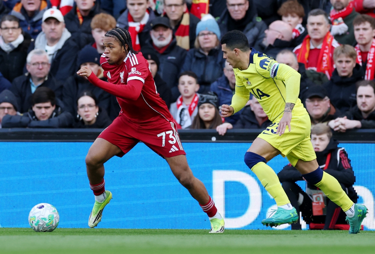 Tài năng trẻ Rio Ngumoha được trao cơ hội đá chính trong ngày Mohamed Salah ngồi dự bị. (Ảnh: Reuters)