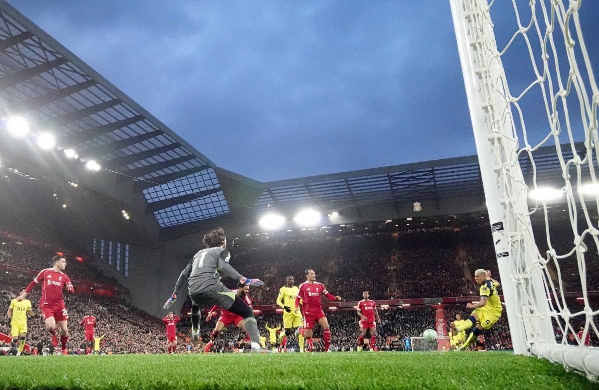 Richarlison cuối cùng cũng đánh bại được thủ môn Alisson. (Ảnh: Reuters)