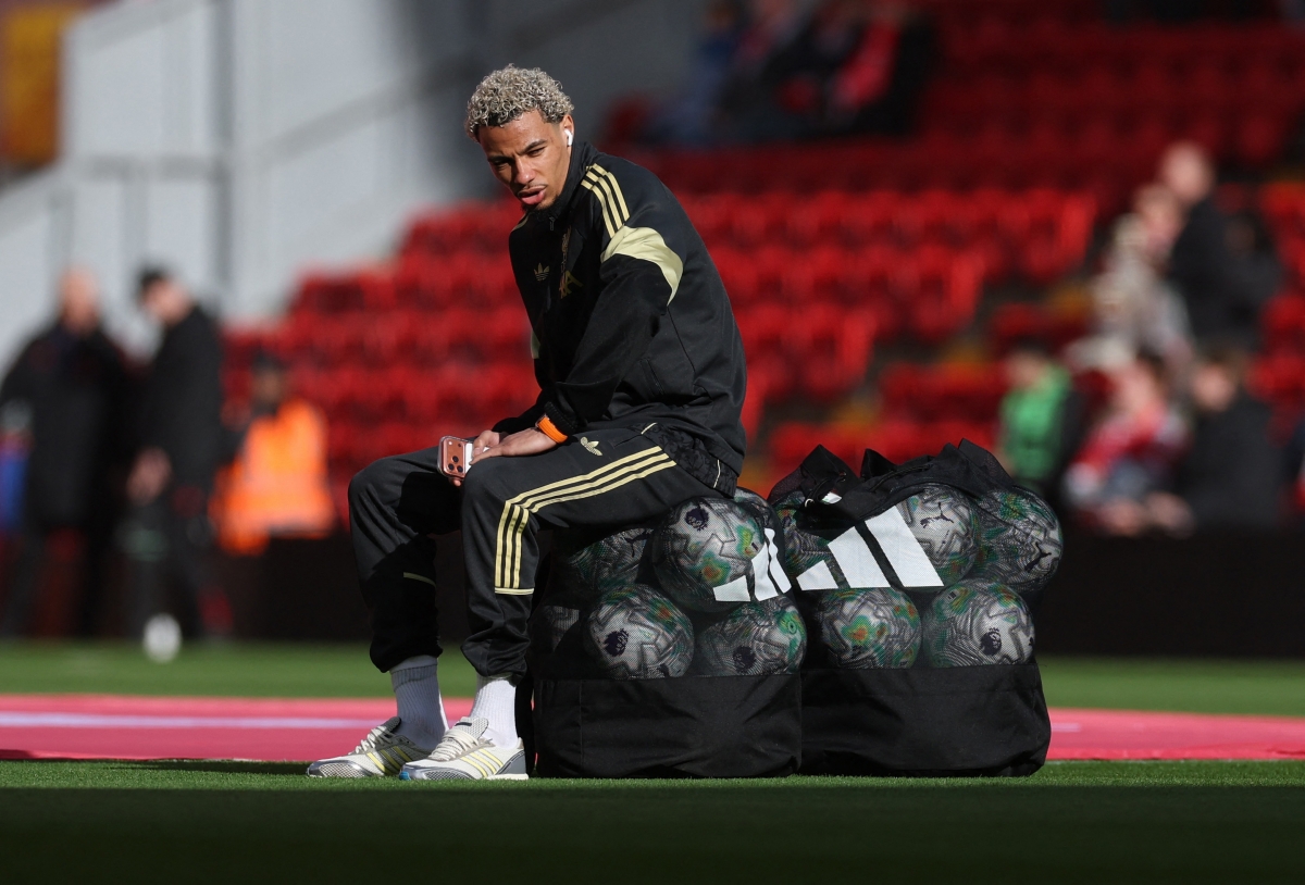 Tiền đạo Hugo Ekitike của Liverpool thư giãn trước trận đấu trên sân nhà Anfield. (Ảnh: Reuters)