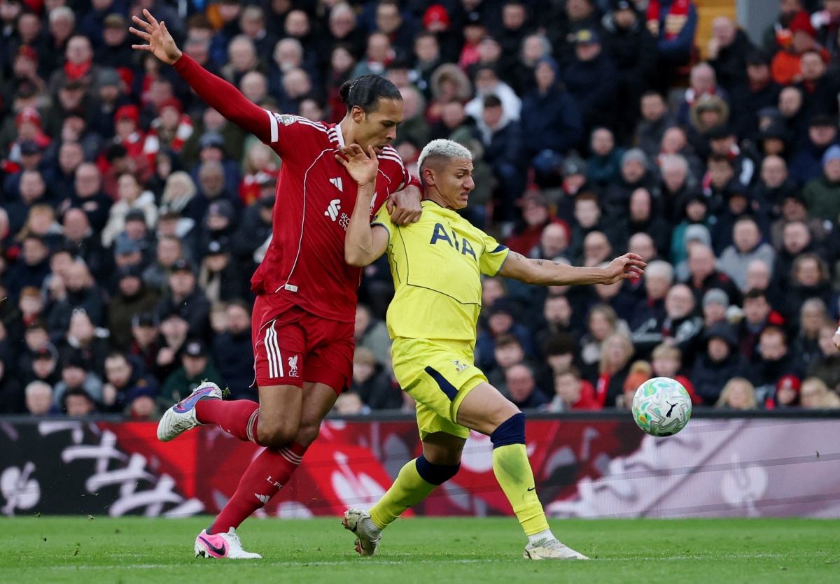 Richarlison tiếp tục có cơ hội trước khung thành Liveprool. (Ảnh: Reuters)