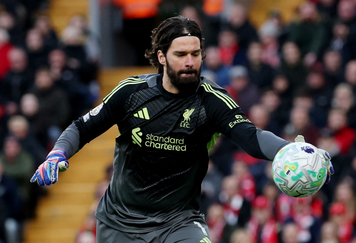 Thủ môn Alisson thể hiện phong độ tốt trong khung thành Liverpool. (Ảnh: Reuters)