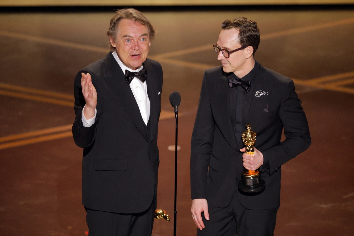 Bộ đôi đạo diễn Chris Lavis và Maciek Szczerbowski nhận giải Oscar cho Phim hoạt hình ngắn xuất sắc nhất với tác phẩm "The Girl Who Cried Pearls".