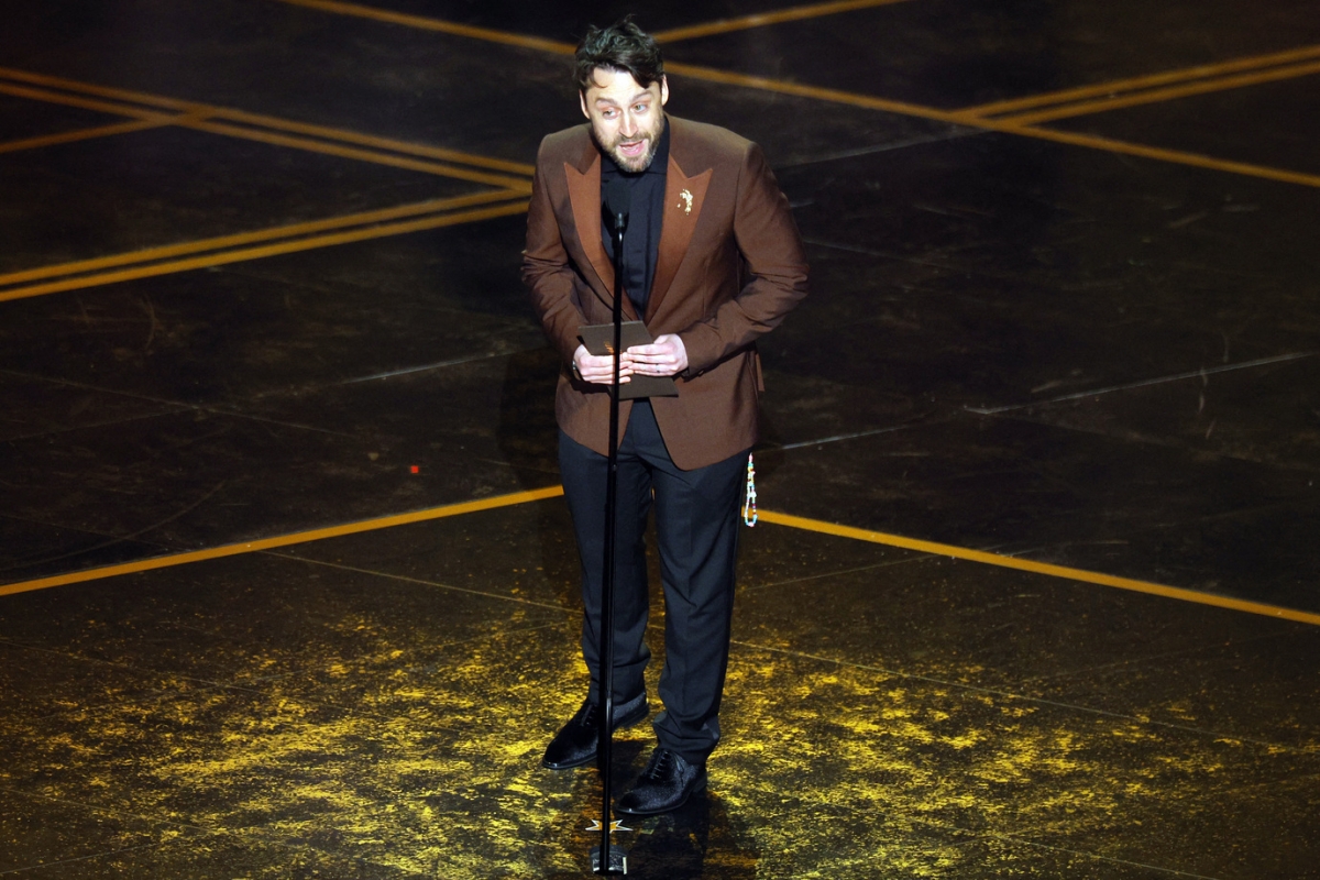 Sean Penn không có mặt tại lễ trao giải để trực tiếp nhận tượng vàng, vì vậy người dẫn chương trình Kieran Culkin đã lên sân khấu nhận giải thay. Ảnh: Reuters