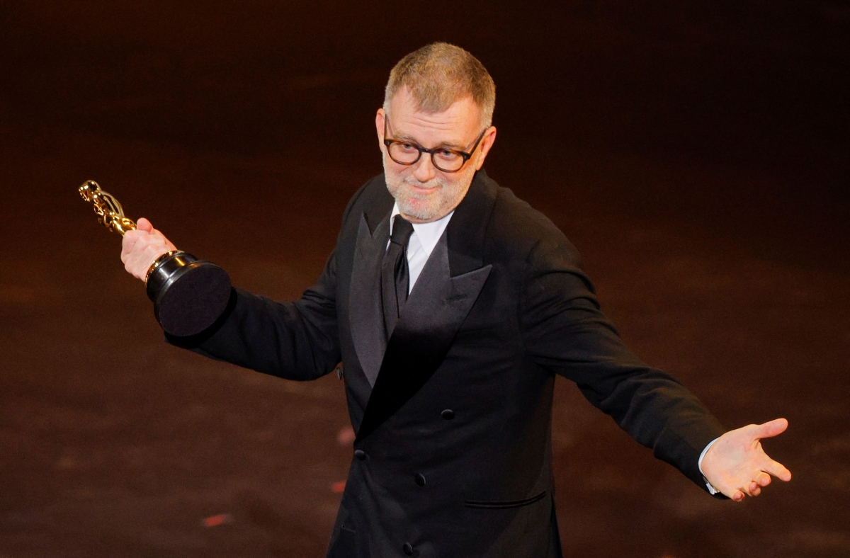 Đạo diễn Paul Thomas Anderson nhận tượng vàng Đạo diễn xuất sắc nhất cho bộ phim "One Battle After Another" tại lễ trao giải Academy Awards 2026. (Ảnh: Reuters)