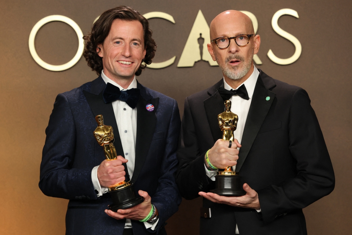 Conall Jones và Joshua Seftel chụp ảnh cùng tượng vàng Oscar cho giải thưởng Phim tài liệu ngắn hay nhất với tác phẩm "All the Empty Rooms".