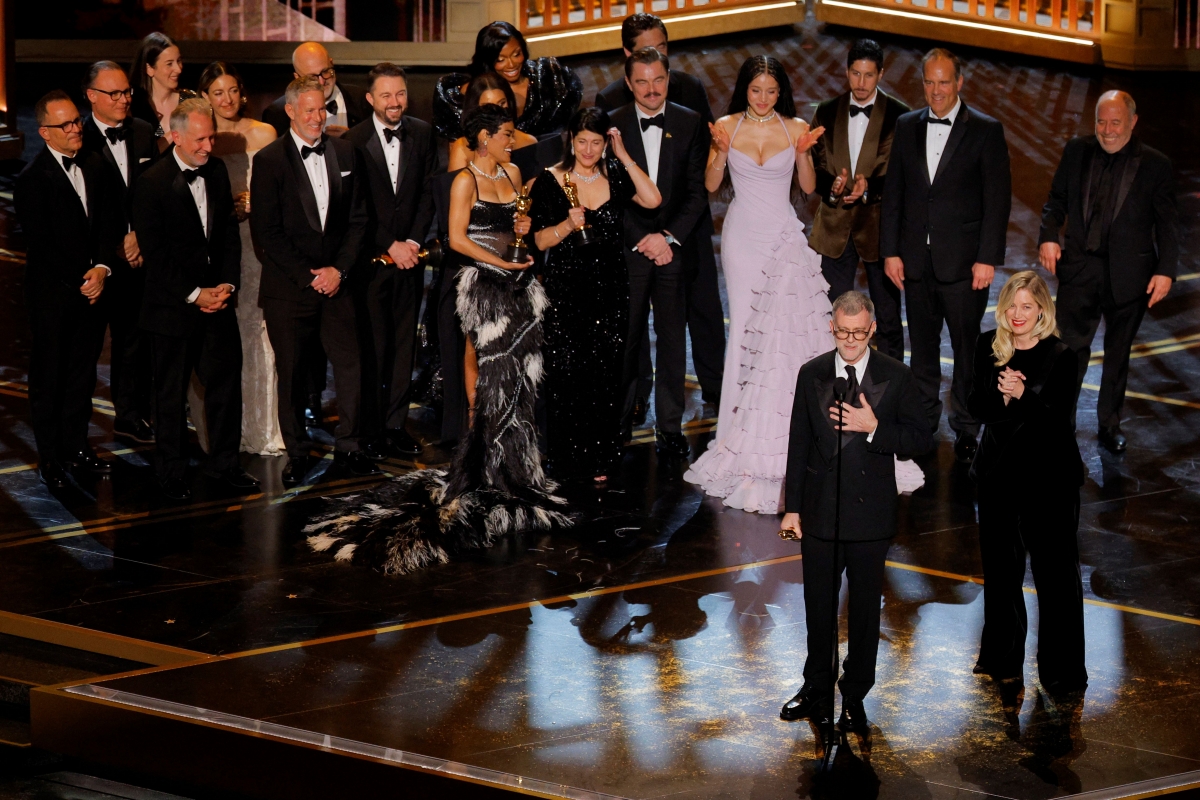 Paul Thomas Anderson nhận tượng vàng Oscar, đánh dấu chiến thắng lớn của "One Battle After Another" tại mùa giải năm nay. (Ảnh: Reuters)