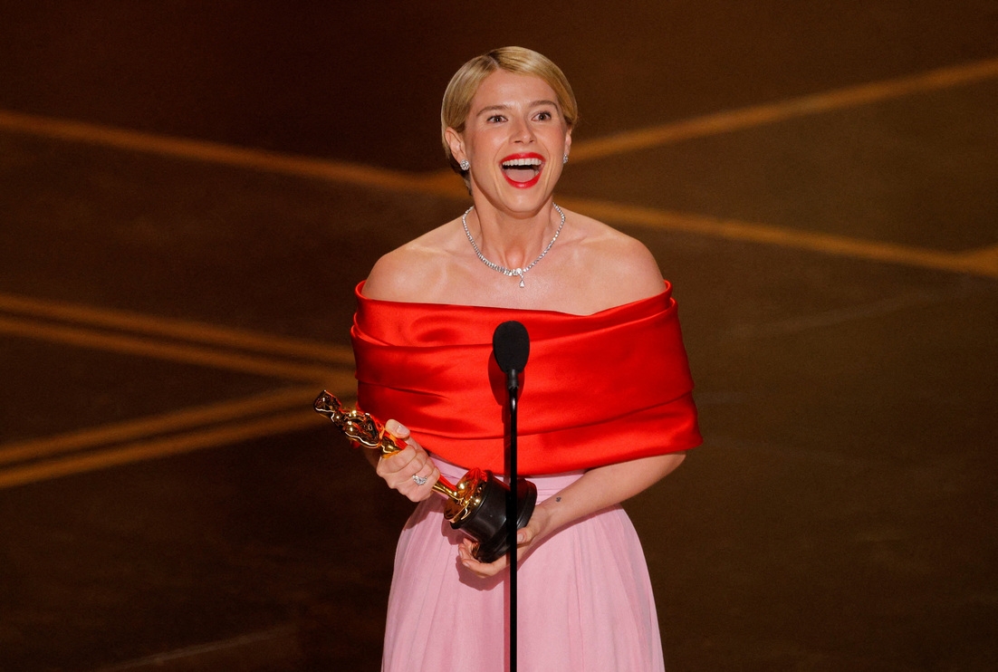 Jessie Buckley giành tượng vàng Oscar hạng mục Nữ chính xuất sắc ở lần đầu tiên được đề cử. Trước đó, nữ diễn viên nhận được nhiều lời khen ngợi từ giới phê bình cho màn trình diễn trong bộ phim "Hamnet". Vai diễn này giúp cô liên tiếp ghi dấu ấn tại các giải thưởng lớn và cuối cùng được vinh danh tại Oscar năm nay.