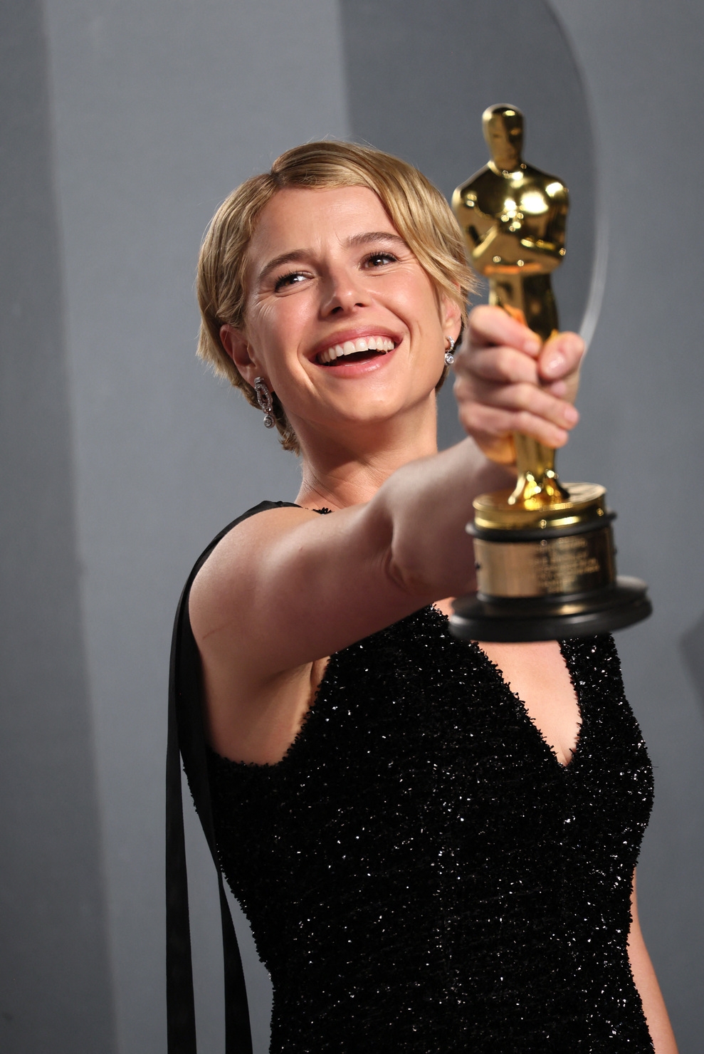 Jessie Buckley, sinh năm 1989 tại Ireland, lớn lên trong gia đình yêu nghệ thuật. Cô được chú ý khi trở thành á quân chương trình tìm kiếm tài năng I'd Do Anything của BBC. Sau đó, cô theo học tại Học viện Nghệ thuật Sân khấu Hoàng gia (RADA) và tốt nghiệp năm 2013.