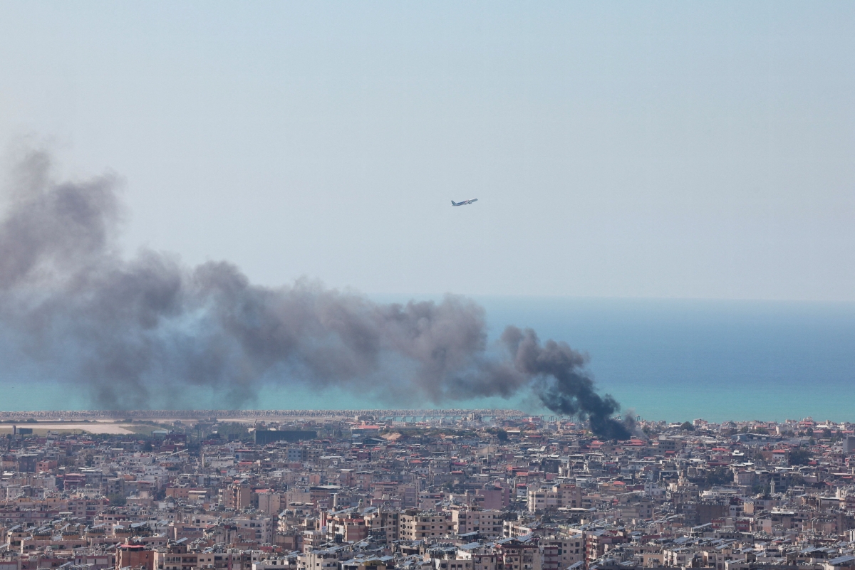 Khói bốc lên sau một cuộc không kích của Israel tại Beirut. (Ảnh: Reuters)