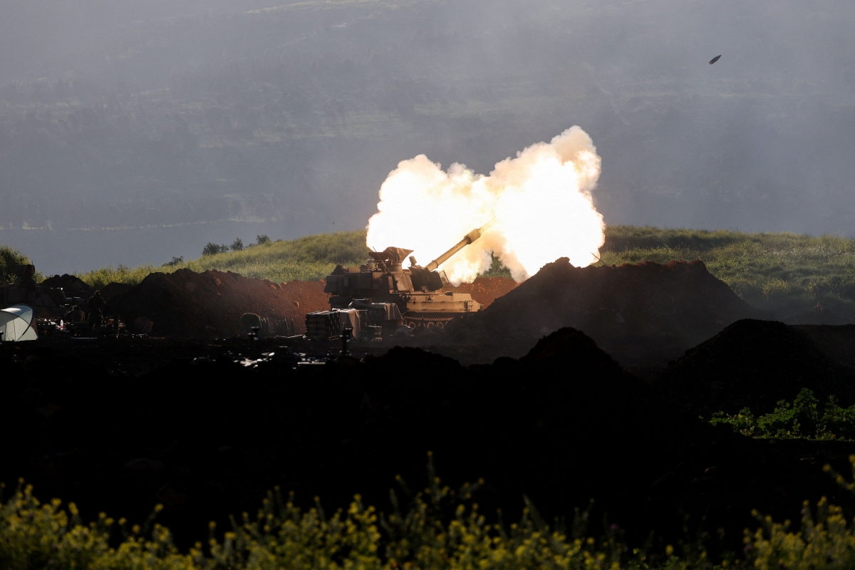 Một đơn vị pháo binh của Israel khai hỏa về phía Lebanon. (Ảnh: Reuters)