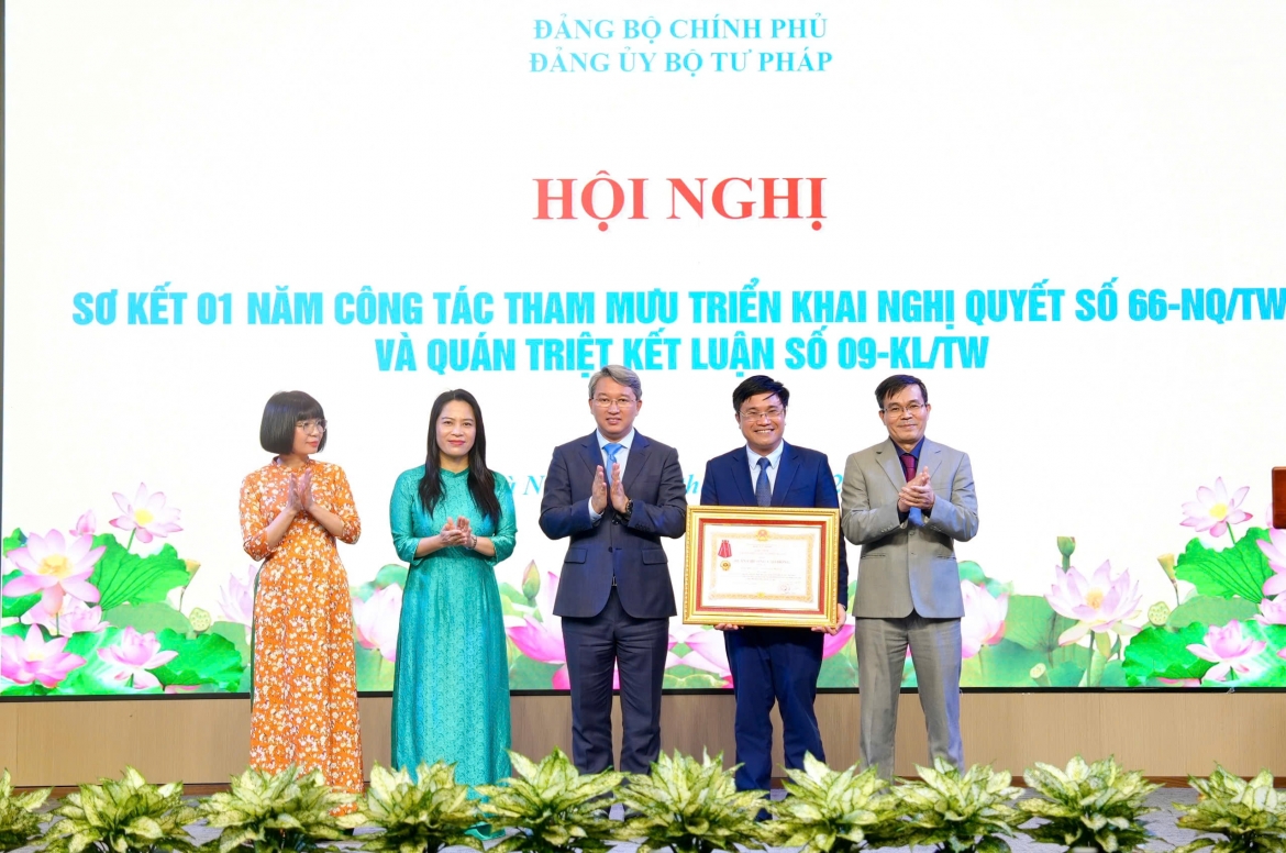 Thừa ủy quyền của Chủ tịch nước, Bộ trưởng Bộ Tư pháp Nguyễn Hải Ninh tặng Huân chương Lao động hạng Ba cho Viện Chiến lược và Khoa học pháp lý.