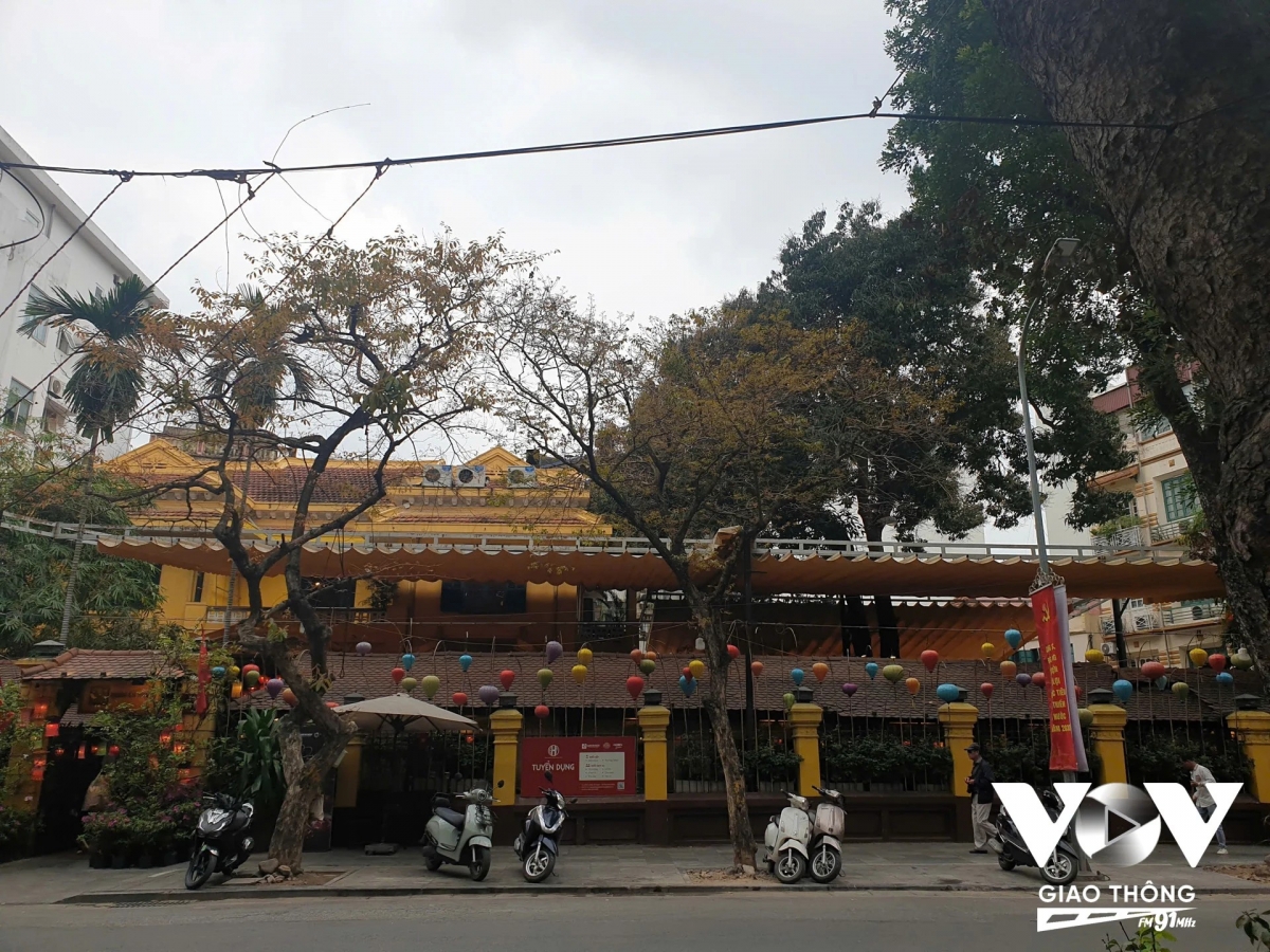 Toàn cảnh ngôi nhà hôm nay là nơi kinh doanh của một nhà hàng ăn nổi tiếng. Từ xa xa vẫn có thể nhìn thấy cây muỗm xanh cao, vững vàng hiện diện cùng ngôi nhà từ năm 1940 đến nay