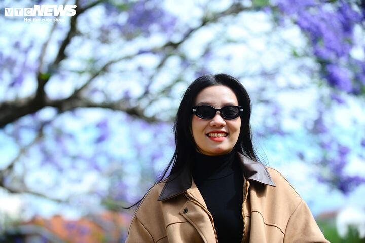 Chị Nguyễn Thị Kim Tuyền (du khách đến từ TP.HCM) rạng rỡ nói: "Tôi không ngờ hoa phượng tím lại đẹp như thế. Tôi như bị thôi miên vì màu tím này vì nó quá đẹp, quá dịu dàng".