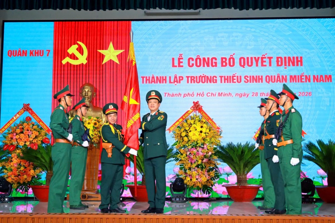Nghi thức trao Quân kỳ quyết thắng - dấu mốc thành lập Trường Thiếu sinh quân miền Nam (ảnh: Lê Trầm)