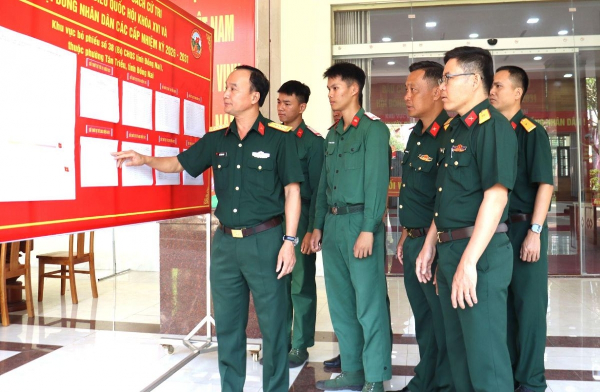 Đại tá Võ Thành Danh, Chỉ huy trưởng Bộ CHQS tỉnh Đồng Nai kiểm tra công tác chuẩn bị bầu cử tại khu vực bỏ phiếu số 38 thuộc Ủy ban Bầu cử phường Tân Triều