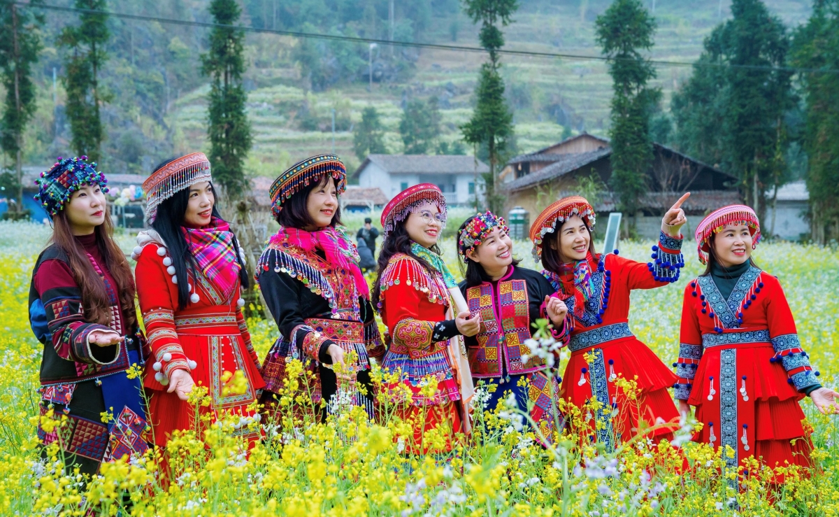 Du khách check-in tại Làng văn hóa du lịch Lũng Cẩm