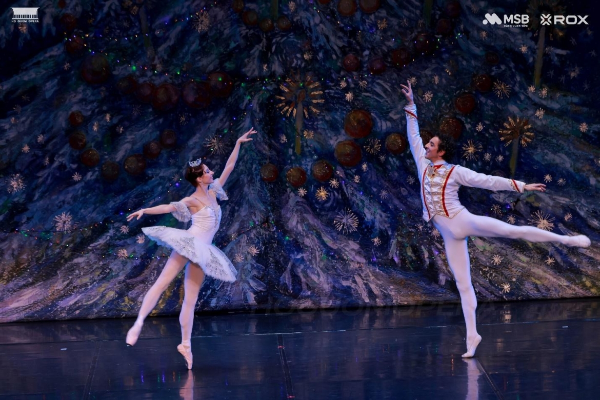 Dưới sự dẫn dắt của Giám đốc nghệ thuật Vyacheslav Gordeev, huyền thoại ballet Nga thế kỷ XX, các nghệ sĩ Russian State Ballet mang đến một đêm diễn chuẩn mực, với phần thể hiện ấn tượng của hai solist Ekaterina Makeeva (vai Marie) và Dmitry Kotermin (vai Hoàng tử).