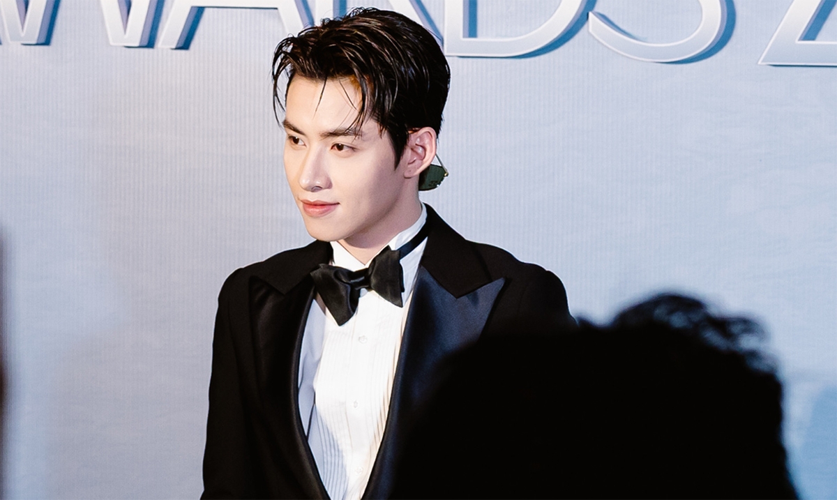 Gần như vắng bóng showbiz trong suốt 1 năm qua, ca sĩ Gemini Hùng Huỳnh gây bất ngờ khi thắng hạng mục “The Next Fashion Influencer” tại Lễ trao giải SR Fashion Awards 2026.