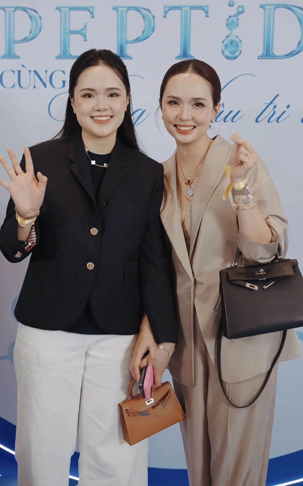 Hai chị em ruột “phú bà” Huyền Mi (vợ Văn Quyết) và Quỳnh Anh (vợ Duy Mạnh) còn là cặp chị em ruột đình đám với cuộc sống “sang chảnh”. Tuy nhiên Huyền Mi luôn được người được khen “lên đồ” xinh, Quỳnh Anh lại quanh năm bị chê “nên thuê stylist”.