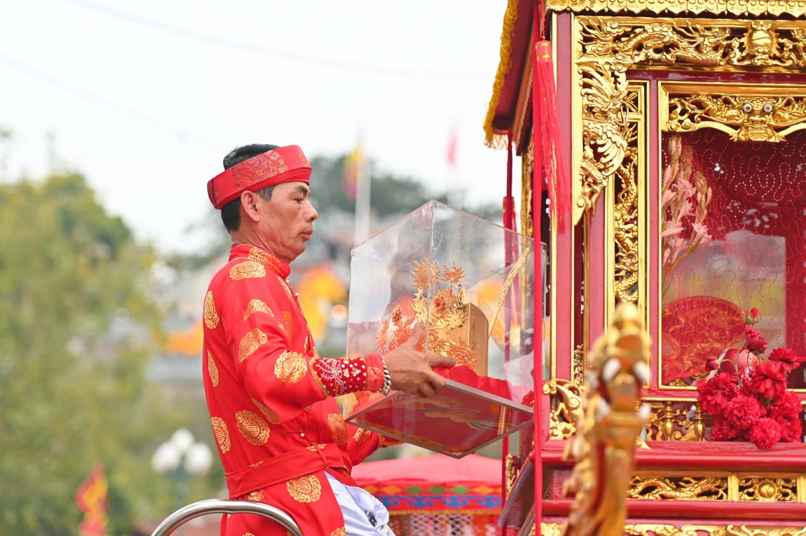 Ban Quản lý Di tích Quốc gia đặc biệt đền Cửa Ông thực hiện các nghi thức rước mũ, hia, 2 thanh kiếm lên Long kiệu