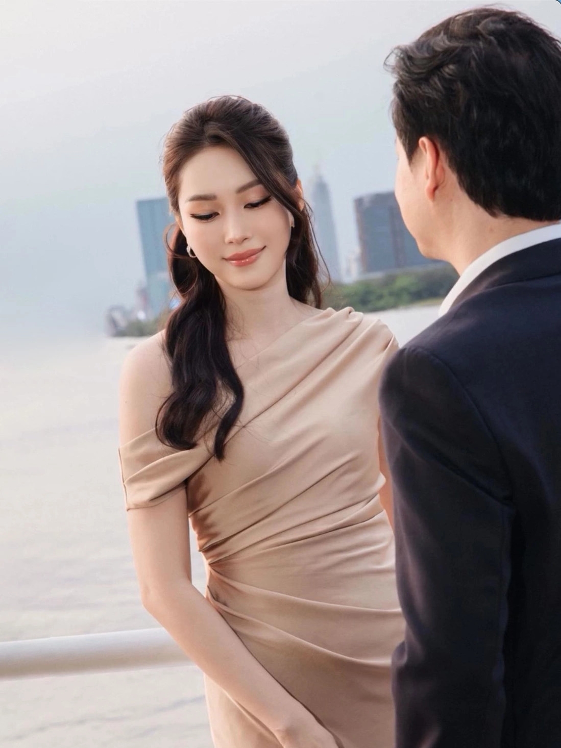 Hoa hậu Đặng Thu Thảo e ấp khoe sắc bên chồng - doanh nhân Trung Tín.