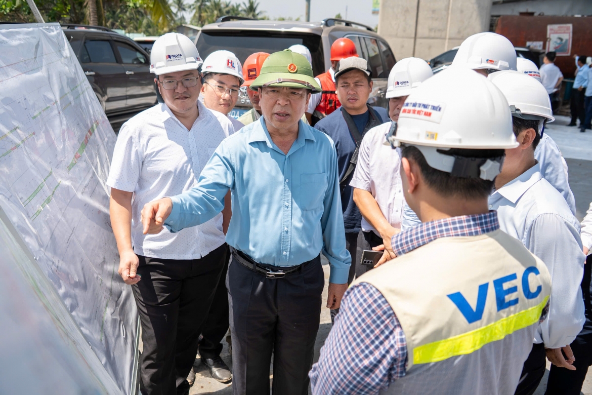 Bộ trưởng Bộ Xây dựng Trần Hồng Minh kiểm tra hiện trường