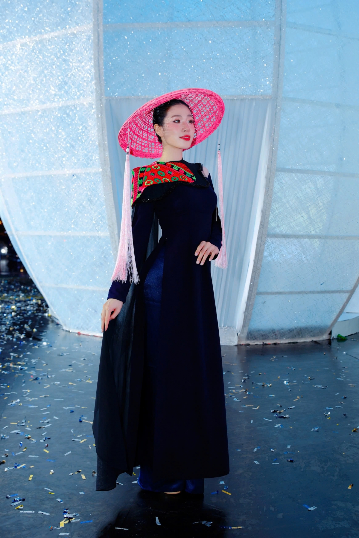 Áo dài vải chàm &amp; thổ cẩm dệt tay nghệ nhân Nông Thị Thược (dệt thổ cẩm Luống Nọi, Cao Bằng)