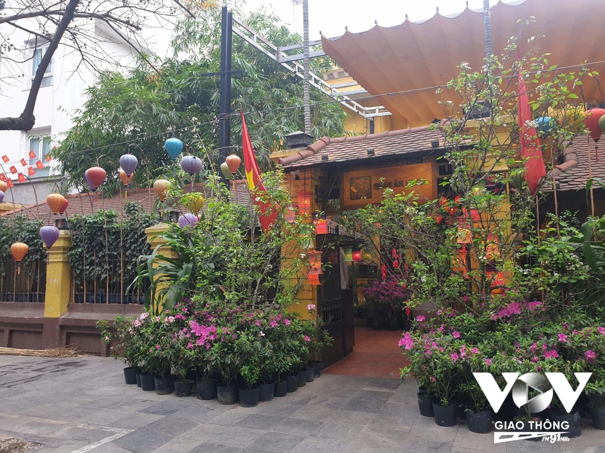 Hàng rào sắt và cánh cổng ngôi nhà hôm nay