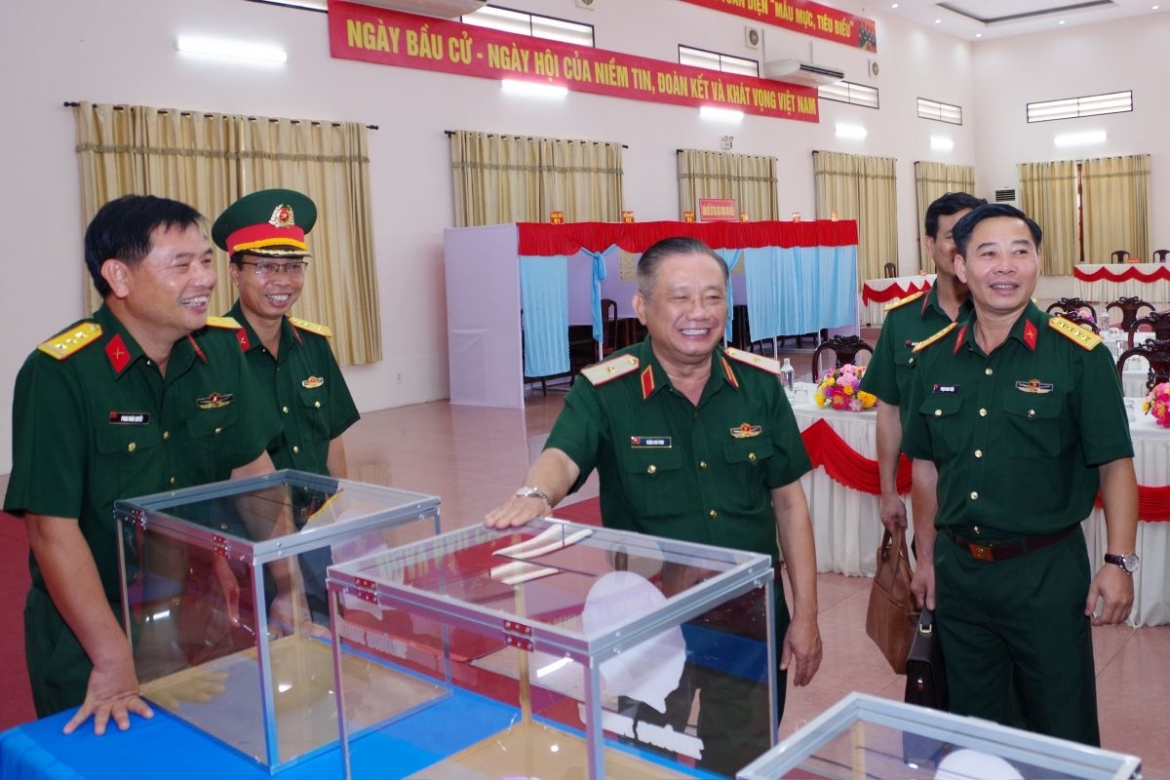 Thiếu tướng Trần Chí Tâm, Phó Chính uỷ Quân khu 7 kiểm tra công tác chuẩn bị bầu cử tại Sư đoàn 5