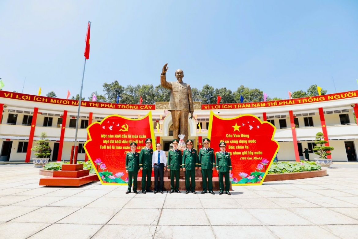 Các đại biểu chụp ảnh lưu niệm (ảnh: L.T)