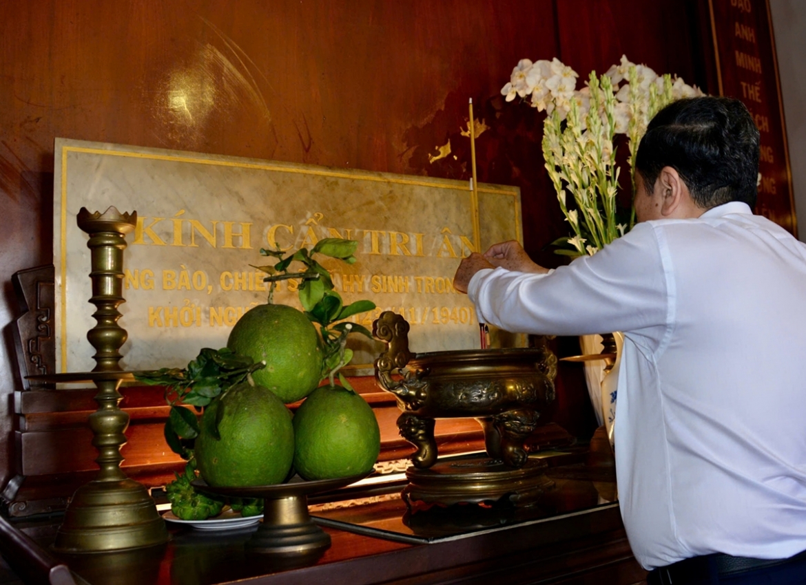 Chủ tịch Quốc hội Trần Thanh Mẫn thắp nén hương thành kính tưởng nhớ công lao to lớn của Chủ tịch Hồ Chí Minh, các anh hùng liệt sĩ, các chiến sĩ đã anh dũng hy sinh trong cuộc khởi nghĩa Nam Kỳ