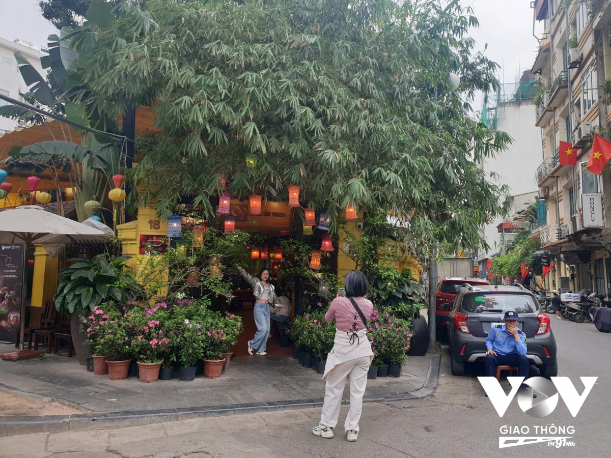 Khách ngang qua ai cũng phải chiêm ngưỡng vẻ đẹp và chụp ảnh cùng ngôi nhà